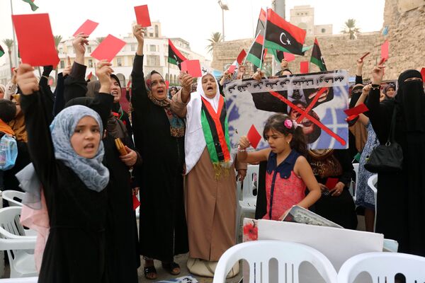 Libyan women raise red cards during a protest against the national unity government proposed by United Nations envoy Bernardino Leon on October 9, 2015 in Tripoli's central Martyrs Square. Libyan women raise red cards during a protest against the national unity government proposed by United Nations envoy Bernardino Leon on October 9, 2015 in Tripoli's central Martyrs Square. - Sputnik International