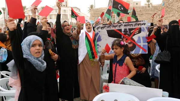 Libyan women raise red cards during a protest against the national unity government proposed by United Nations envoy Bernardino Leon on October 9, 2015 in Tripoli's central Martyrs Square. - Sputnik International