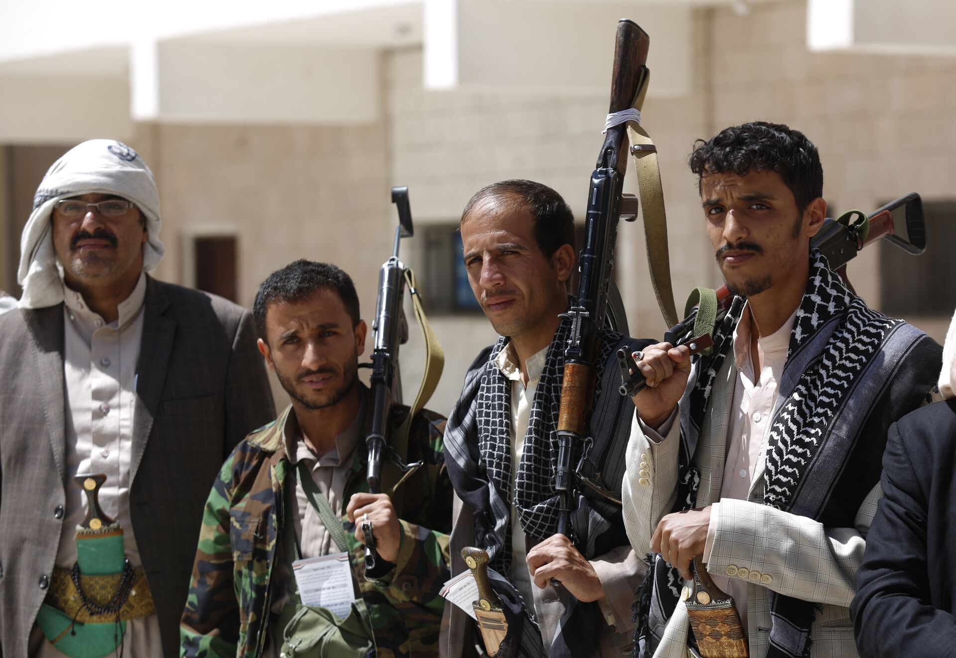 Shiite rebel fighters, known as Houthis, hold their weapons during a tribal gathering to show support for the Houthi movement in Sanaa, Yemen. - Sputnik International, 1920, 23.12.2024