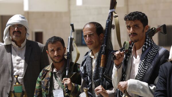 Shiite rebel fighters, known as Houthis, hold their weapons during a tribal gathering to show support for the Houthi movement in Sanaa, Yemen. - Sputnik International