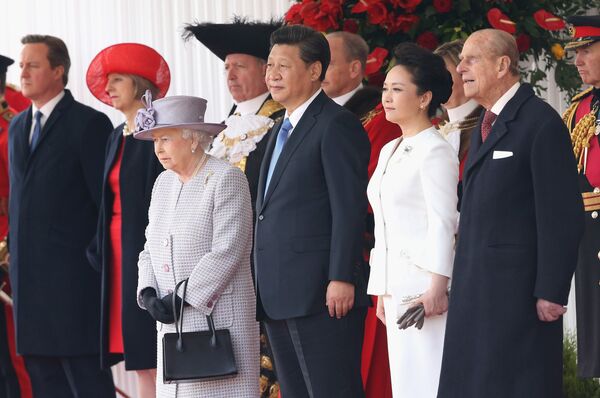 Britain's Queen Elizabeth II, foreground left, stands with Chinese President Xi Jinping, his wife, Peng Liyuan and Prince Philip, during the official ceremonial welcome for the Chinese State Visit, in London. Britain's Queen Elizabeth II, foreground left, stands with Chinese President Xi Jinping, his wife, Peng Liyuan and Prince Philip, during the official ceremonial welcome for the Chinese State Visit, in London. - Sputnik International