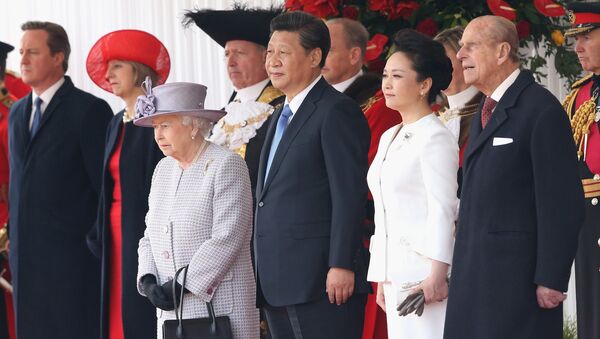 Britain's Queen Elizabeth II, foreground left, stands with Chinese President Xi Jinping, his wife, Peng Liyuan and Prince Philip, during the official ceremonial welcome for the Chinese State Visit, in London - Sputnik International