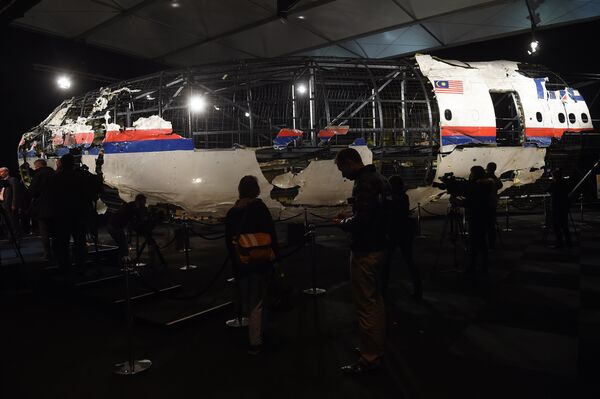 The wrecked cockipt of the Malaysia Airlines flight MH17 is presented to the press during a presentation of the final report on the cause of the its crash at the Gilze Rijen airbase October 13, 2015 The wrecked cockipt of the Malaysia Airlines flight MH17 is presented to the press during a presentation of the final report on the cause of the its crash at the Gilze Rijen airbase October 13, 2015 - Sputnik International