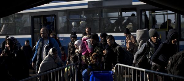 People get out of a bus in front of a registration center for migrants and refugees in Opatovac, Croatia, Wednesday, Oct. 21, 2015 - Sputnik International