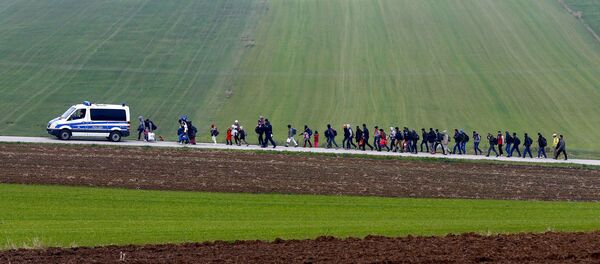 Migrants are escorted by German police to a registration centre, after crossing the Austrian-German border in Wegscheid near Passau, Germany, October 20, 2015 Migrants are escorted by German police to a registration centre, after crossing the Austrian-German border in Wegscheid near Passau, Germany, October 20, 2015 - Sputnik International