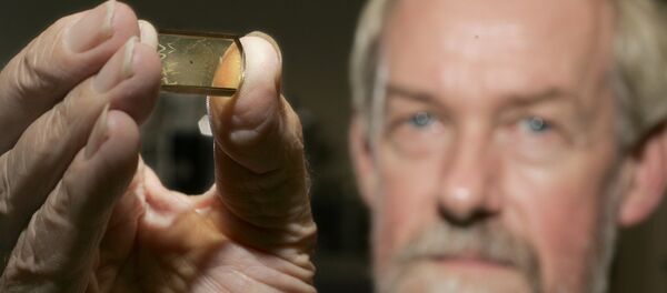 Simon Wilde, a professor at Curtin University of Technology in Perth, Australia, shows off a 4.4 billion-year-old zircon crystal at the University of Wisconsin. File photo - Sputnik International