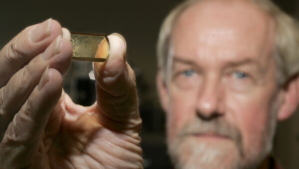 Simon Wilde, a professor at Curtin University of Technology in Perth, Australia, shows off a 4.4 billion-year-old zircon crystal at the University of Wisconsin. File photo - Sputnik International