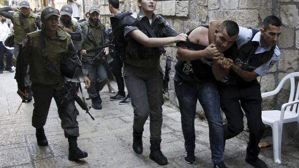 Israeli policemen arrest a Palestinian man during confrontations in the Old City in Jerusalem, Wednesday, Sept. 30, 2015 - Sputnik International