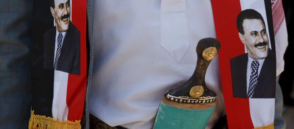 A man wears images of Yemen's former President Ali Abdullah Saleh during a demonstration against the Saudi-led air strikes outside the United Nations offices in Yemen's capital Sanaa October 18, 2015 - Sputnik International