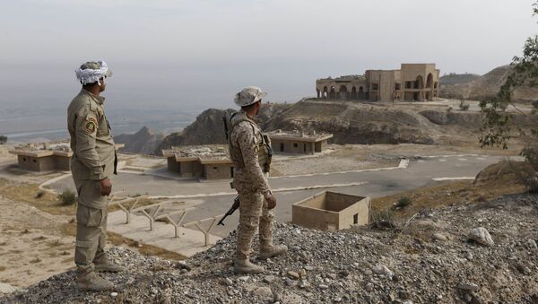 Shi'ite fighters look at former Iraqi president Saddam Hussein's palace at Makhoul mountains, north of Baiji, October 17, 2015 - Sputnik International