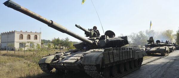 Tanks of the Ukrainian armed forces are parked on the roadside during a withdrawal near the village of Nyzhnje in Luhansk region, Ukraine, October 5, 2015 Tanks of the Ukrainian armed forces are parked on the roadside during a withdrawal near the village of Nyzhnje in Luhansk region, Ukraine, October 5, 2015 - Sputnik International