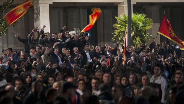 Opposition leaders address demonstrators on the main square during protests in the capital Podgorica, Montenegro, October 18, 2015 - Sputnik International
