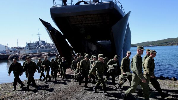 Soldiers disembark the Oslyabya large landing craft. The Pacific Fleet's missile and artillery regiment is back from large-scale drill around Sakhalin, Kamchatka and Chukotka - Sputnik International