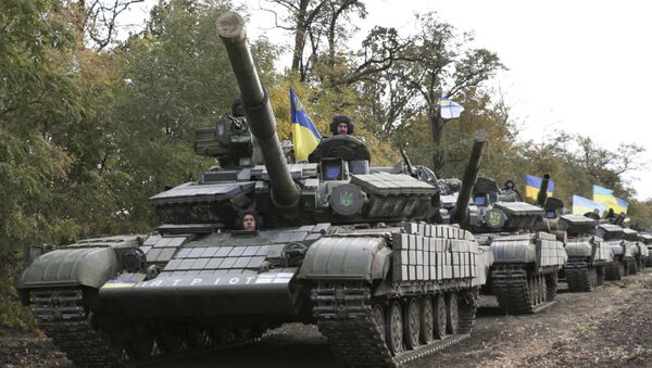 Ukrainian tanks move near Mariupol, Donetsk region, eastern Ukraine, Wednesday, Oct. 21, 2015 - Sputnik International