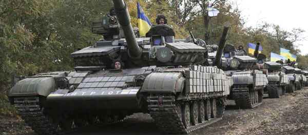 Ukrainian tanks move near Mariupol, Donetsk region, eastern Ukraine, Wednesday, Oct. 21, 2015 - Sputnik International