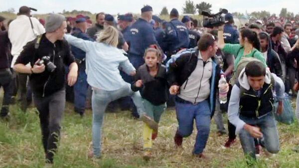 This video grab made on September 9, 2015 shows a Hungarian TV camerawoman kicking a child as she ran with other migrants from a police line during disturbances at Roszke, southern Hungary. - Sputnik International