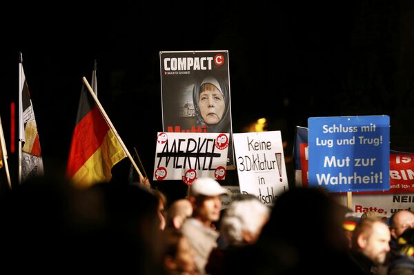 Supporters of the right-wing Alternative for Germany (AfD) demonstrate against the German government's new policy for migrants, in Erfurt, Germany October 21, 2015. Supporters of the right-wing Alternative for Germany (AfD) demonstrate against the German government's new policy for migrants, in Erfurt, Germany October 21, 2015. - Sputnik International
