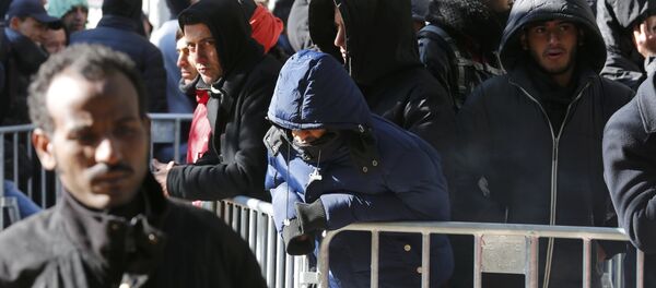 Migrants queue in the compound outside the Berlin Office of Health and Social Affairs (LAGESO) as they wait to register in Berlin, Germany, October 12, 2015 - Sputnik International