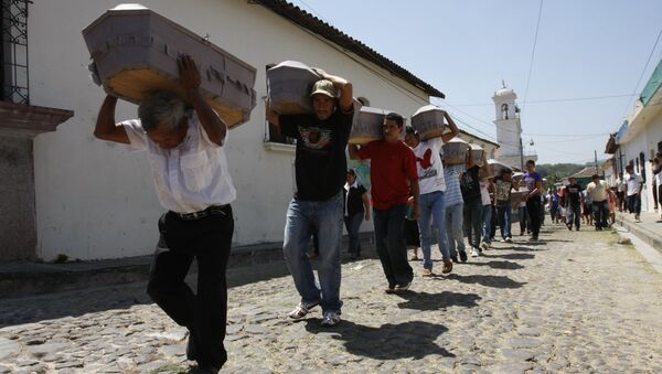 People carry the coffins containing the remains of civil war victims to the local cemetery in Suchitoto. - Sputnik International