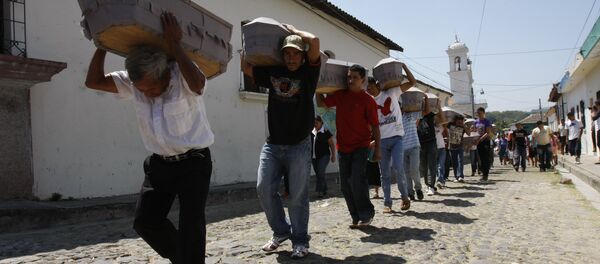 People carry the coffins containing the remains of civil war victims to the local cemetery in Suchitoto. - Sputnik International