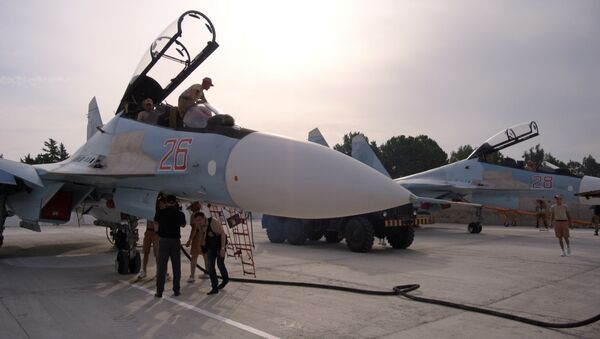 Ground crew prepare fighter jets for combat sorties at Hemeimeem airbase, Syria, Thursday, Oct. 22, 2015 - Sputnik International