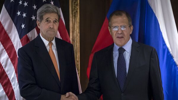 U.S. Secretary of State John Kerry (L) and Russian Foreign Minister Sergey Lavrov shake hands during a photo a photo opportunity in Vienna, October 23, 2015 - Sputnik International