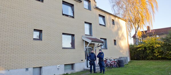 Police officers guard on October 23, 2015 the apartment building where the man who allegedely attacked students at a primary and middle school in Trollhattan, southwestern Sweden, used to live Police officers guard on October 23, 2015 the apartment building where the man who allegedely attacked students at a primary and middle school in Trollhattan, southwestern Sweden, used to live - Sputnik International