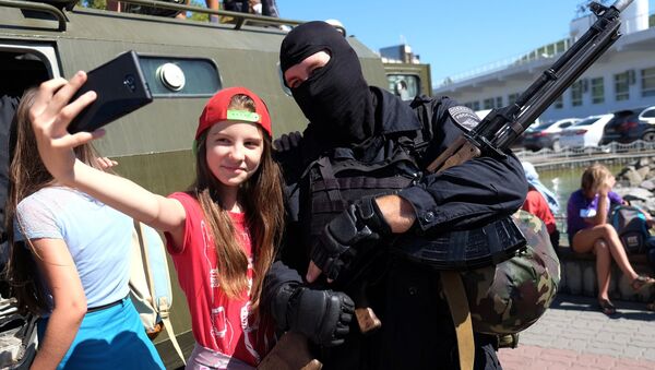A girl poses for a selfie with a police officer during the 'Resort 2015. Kuban is a Safe Territory' project in the Krasnodar Territory - Sputnik International