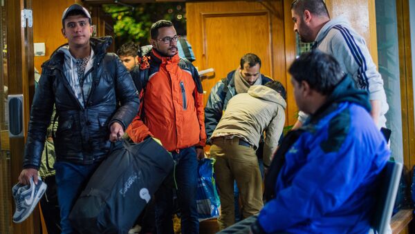Refugee's arrive to Stockholm central mosque on October 15, 2015 after many hours bus journey from the southern city of Malmo - Sputnik International