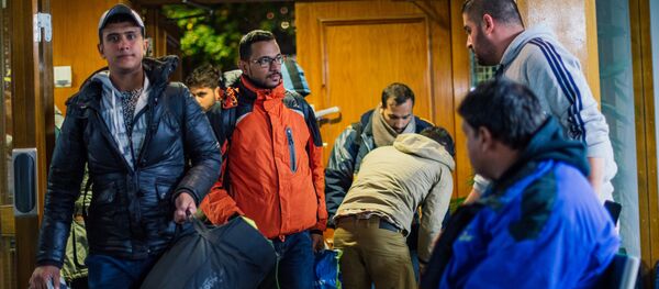 Refugee's arrive to Stockholm central mosque on October 15, 2015 after many hours bus journey from the southern city of Malmo - Sputnik International