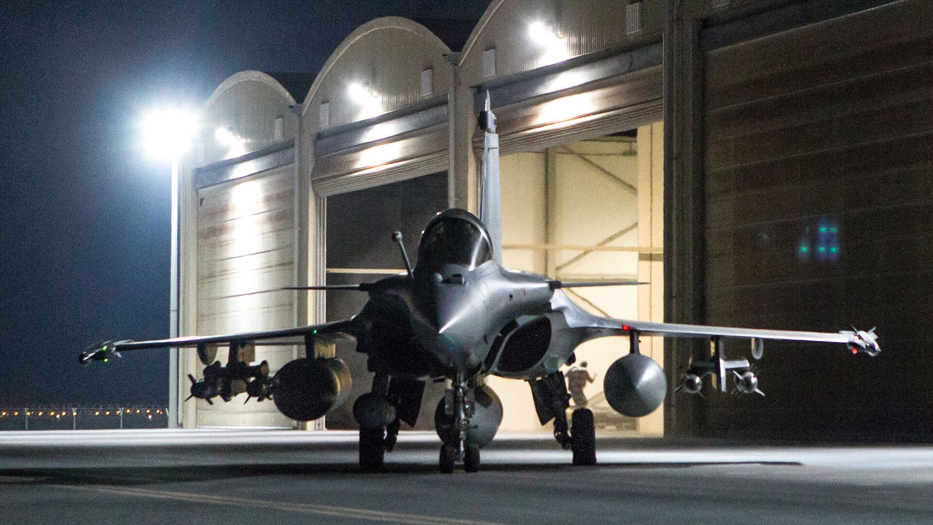 This photo released on Friday, Oct. 9, 2015 by the French Army Communications Audiovisual office (ECPAD) shows a French army Rafale fighter jet on the tarmac of an undisclosed air base as part of France's Operation Chammal launched in September 2015 in support of the US-led coalition against Islamic State group - Sputnik International, 1920, 14.12.2021