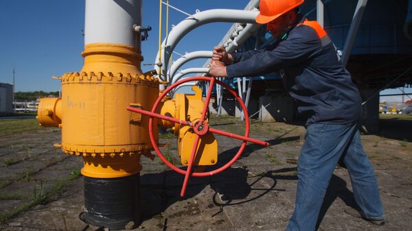 An employee tightens the valve on a pipeline at the Bilche-Volytsko-Uherske underground gas storage facility, the largest in Europe, not far from the village of Bilche village, in the Lviv region of western Ukraine, on May 21, 2014 - Sputnik International