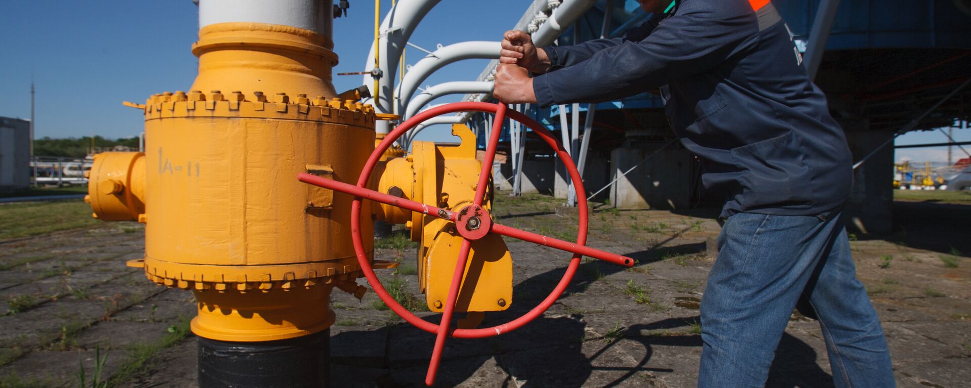 An employee tightens the valve on a pipeline at the Bilche-Volytsko-Uherske underground gas storage facility, the largest in Europe, not far from the village of Bilche village, in the Lviv region of western Ukraine, on May 21, 2014 - Sputnik International, 1920, 20.07.2022
