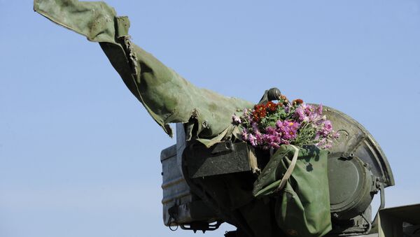 A tank of the Ukrainian forces, with flowers hung on its turret, rides from the front line near the village of Crymske in the Lugansk region on October 5, 2015 - Sputnik International