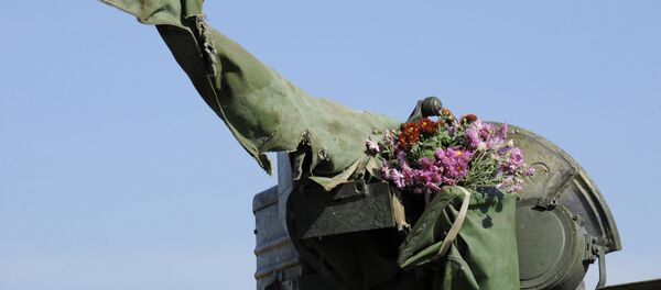 A tank of the Ukrainian forces, with flowers hung on its turret, rides from the front line near the village of Crymske in the Lugansk region on October 5, 2015 - Sputnik International