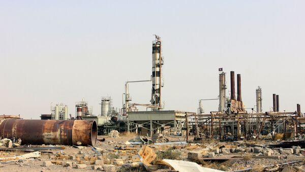 Destruction at Beiji oil refinery during the military operations, some 250 kilometers (155 miles) north of Baghdad, Iraq, Thursday, Oct. 22, 2015. - Sputnik International