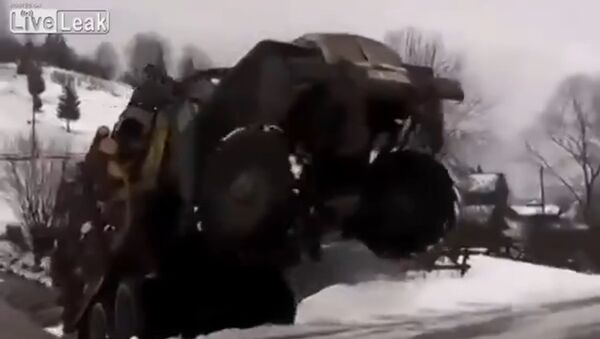 A fully-loaded URAL truck shows acrobatic stunts on a snowy Siberian road. - Sputnik International