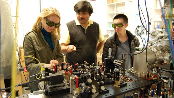 Cornell University graduate students Airlia Shaffer, Yogesh Patil and Harry Cheung work in the Ultracold Lab of Mukund Vengalattore, assistant professor of physics. - Sputnik International