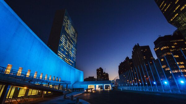 The United Nations headquarters is lit up in blue to honor the 70th anniversary of the United Nations in New York, October 23, 2015 - Sputnik International