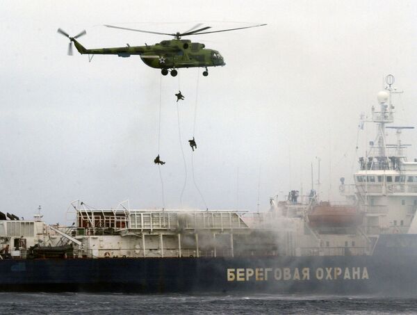  Russian special forces officers descend on a Russian coast guard ship seized by  terrorists during joint Russian- Korean maneuvers in the Pacific Ocean near the far eastern Russian port of Vladivostok about 9,300 kilometers (some 5,750 miles) east of Moscow - Sputnik International