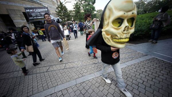 A child wearing a big skull participates a Halloween costume festival in Tokyo, Saturday, Oct. 25, 2014 - Sputnik International