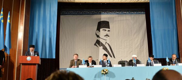 Head of Mejlis of Crimean Tatar people Refat Chubarov, left, at the rostrum, speaks at an extraordinary session of the Kurultay (meeting) of the Crimean Tatar People in Bakhchysarai - Sputnik International