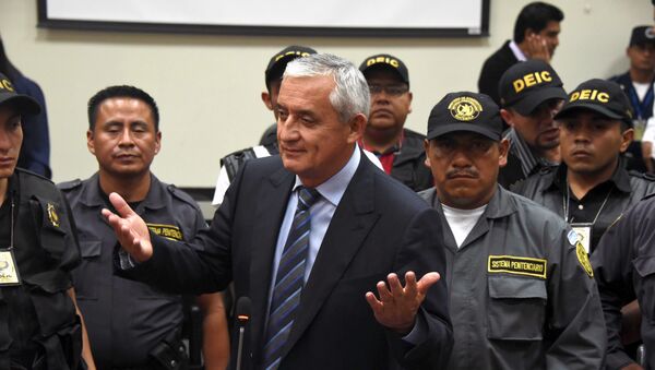 Guatemalan ex-President Otto Perez (C) speaks with journalists at the end of a hearing at the Supreme Court in Guatemala City on September 4, 2015 - Sputnik International