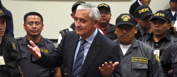 Guatemalan ex-President Otto Perez (C) speaks with journalists at the end of a hearing at the Supreme Court in Guatemala City on September 4, 2015 Guatemalan ex-President Otto Perez (C) speaks with journalists at the end of a hearing at the Supreme Court in Guatemala City on September 4, 2015 - Sputnik International
