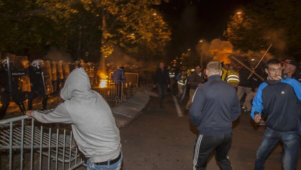 Protesters remove barricades during clashes with police in front of the parliament building in Podgorica, Montenegro, October 24, 2015. - Sputnik International