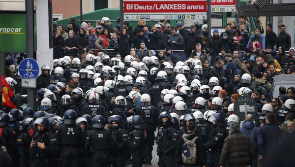 German riot police officers make a cordon to seal off left-wing and far-right protesters during a demonstration in Cologne - Sputnik International