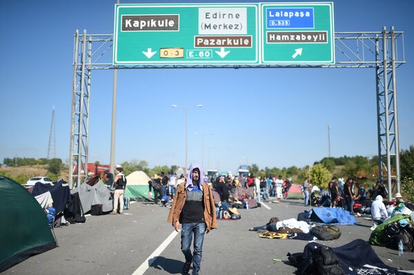 A man walks after Turkish police forces blocked migrants and refugees on a highway near Edirn during their march to the border between Turkey and Greece - Sputnik International