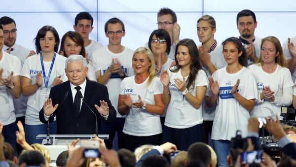 The leader of Poland's main opposition party Law and Justice (PiS) Jaroslaw Kaczynski addresses supporters after the exit poll results are announced in Warsaw, Poland October 25, 2015. - Sputnik International