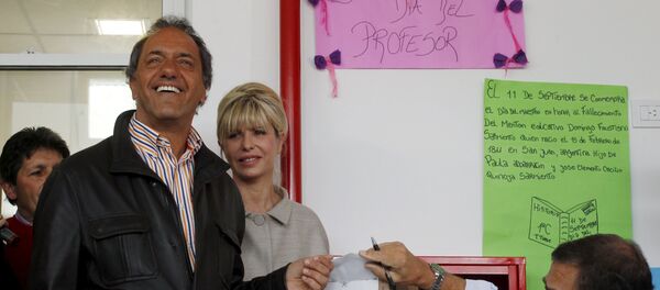 Presidential candidate Daniel Scioli of Front for Victory ruling party casts his vote next to his wife Karina Rabolini at a polling station in Buenos Aires, October 25, 2015. Presidential candidate Daniel Scioli of Front for Victory ruling party casts his vote next to his wife Karina Rabolini at a polling station in Buenos Aires, October 25, 2015. - Sputnik International