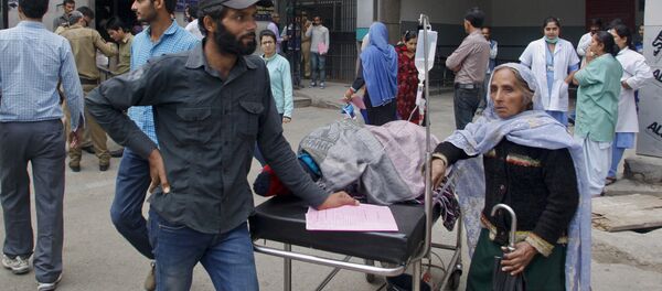 Patients who were shifted outdoors at the government medical college hospital after a strong tremor was felt in Jammu, India Patients who were shifted outdoors at the government medical college hospital after a strong tremor was felt in Jammu, India - Sputnik International